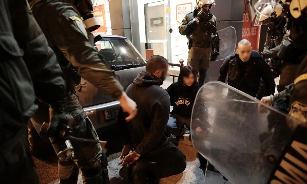 Επεισόδια έξω από τη ΓΑΔΑ μεταξύ αστυνομικών και φοιτητών